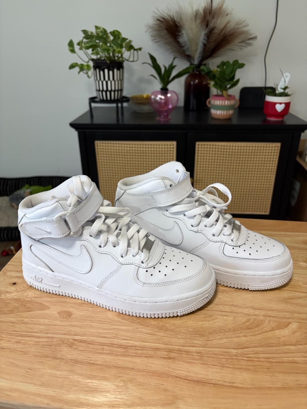 5Y Nike Kids White High-Top Sneakers with Velcro Strap